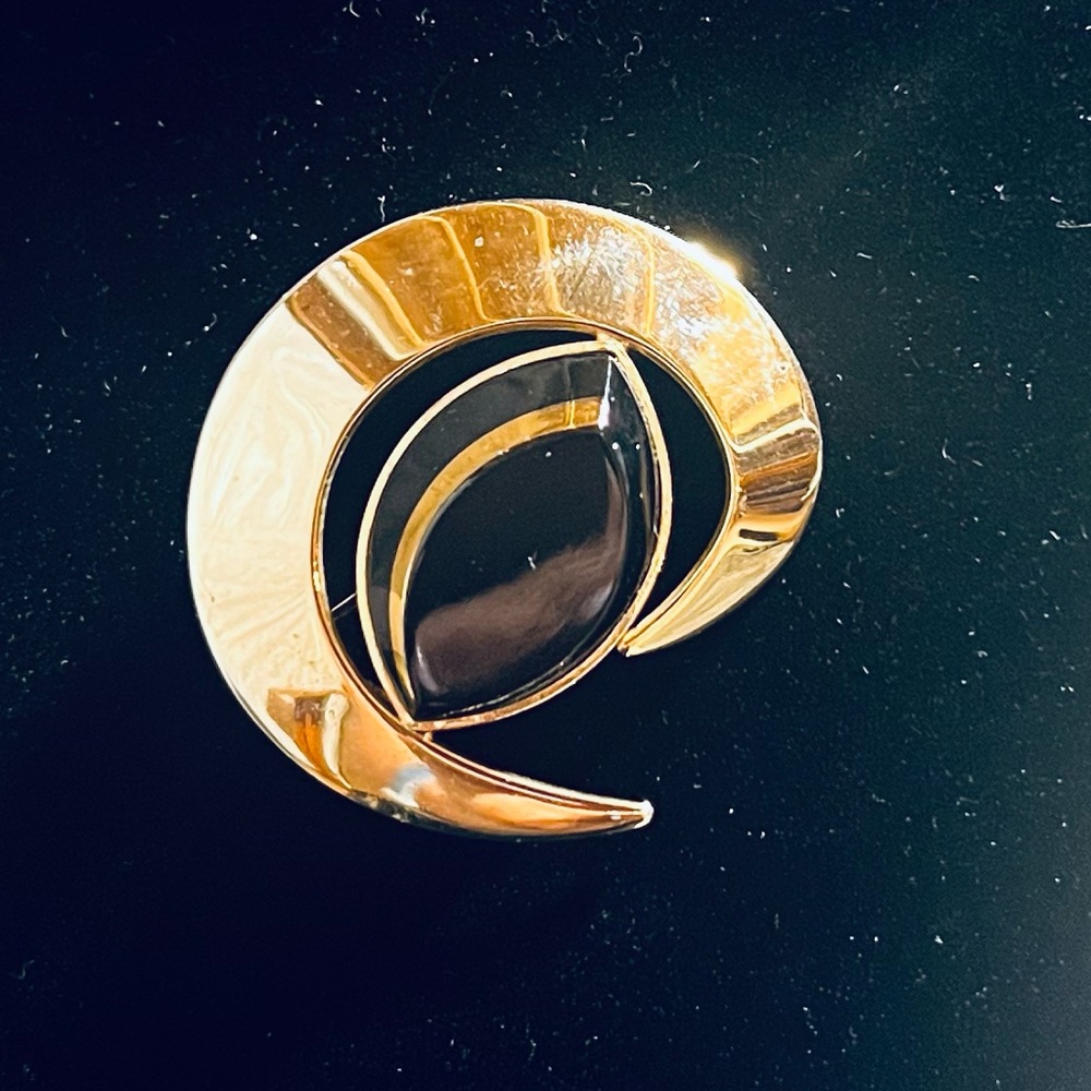 Sarah Coventry Vintage Gold-tone and black brooch